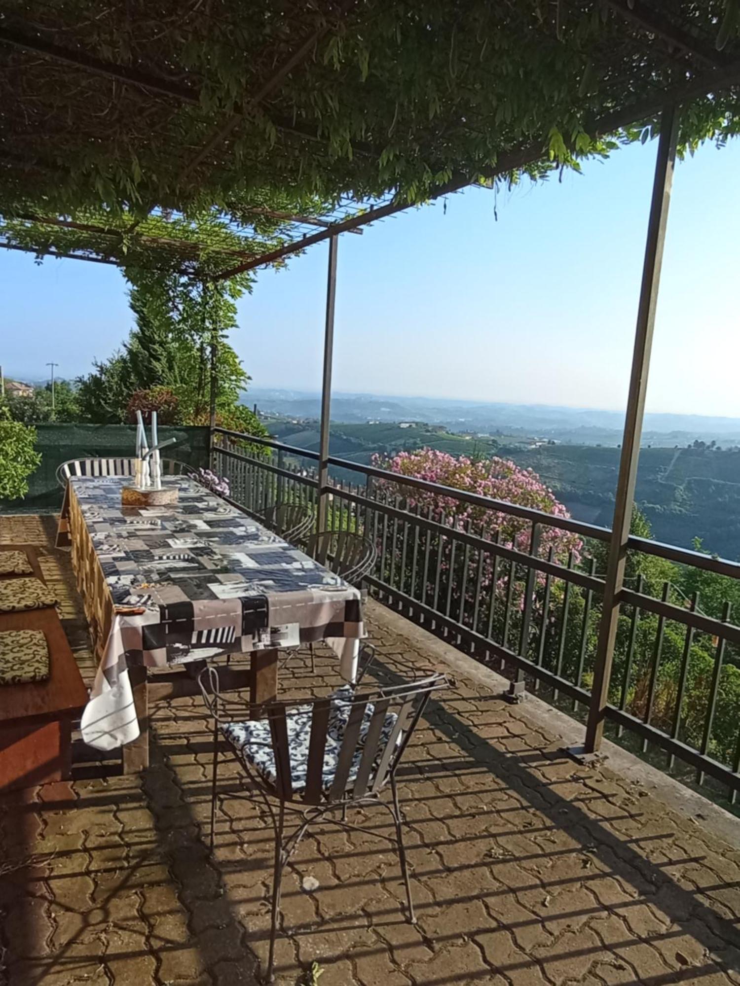 Casa Vacanza Il Colle Del Vento Calosso Exteriör bild