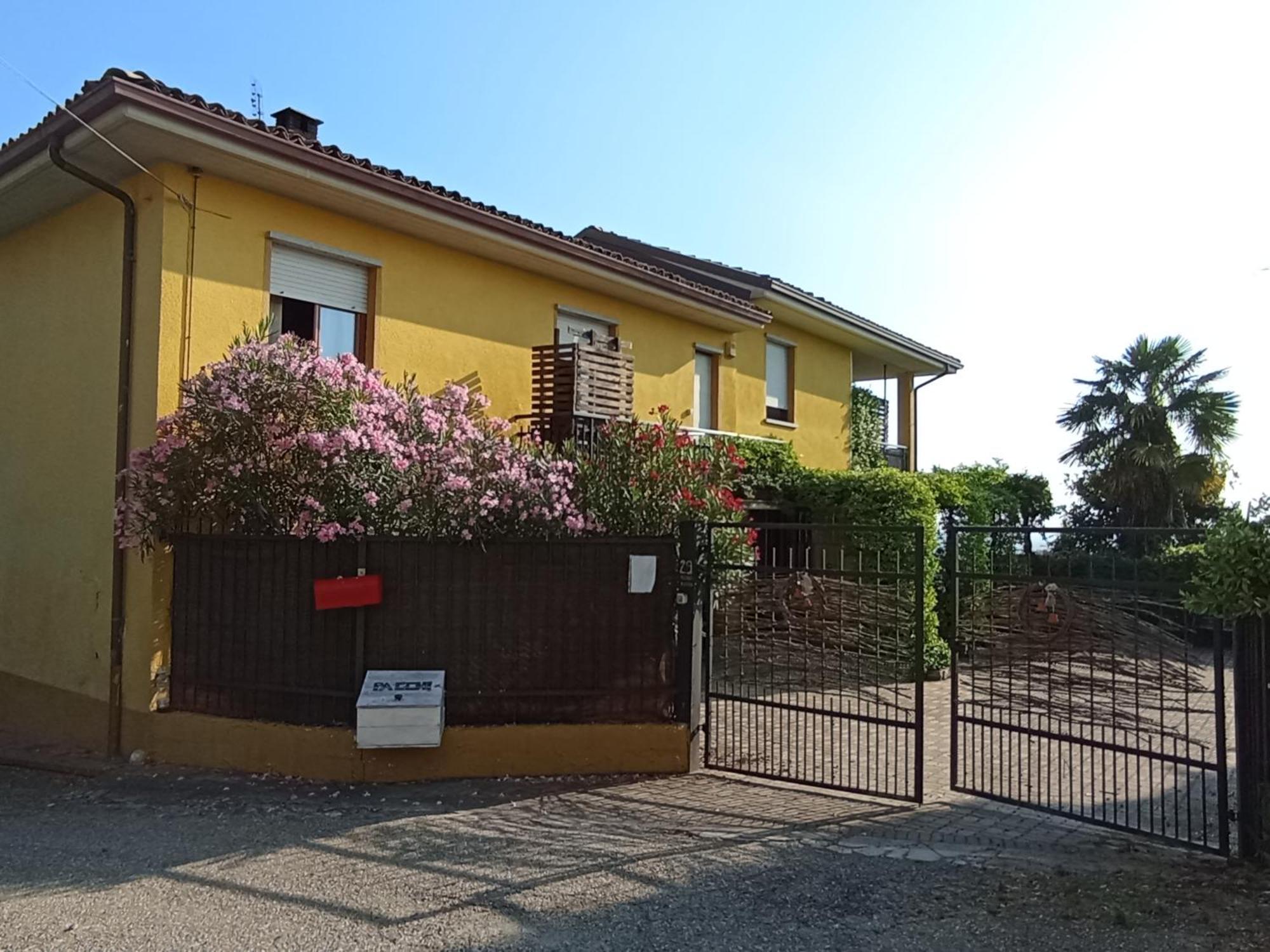 Casa Vacanza Il Colle Del Vento Calosso Exteriör bild