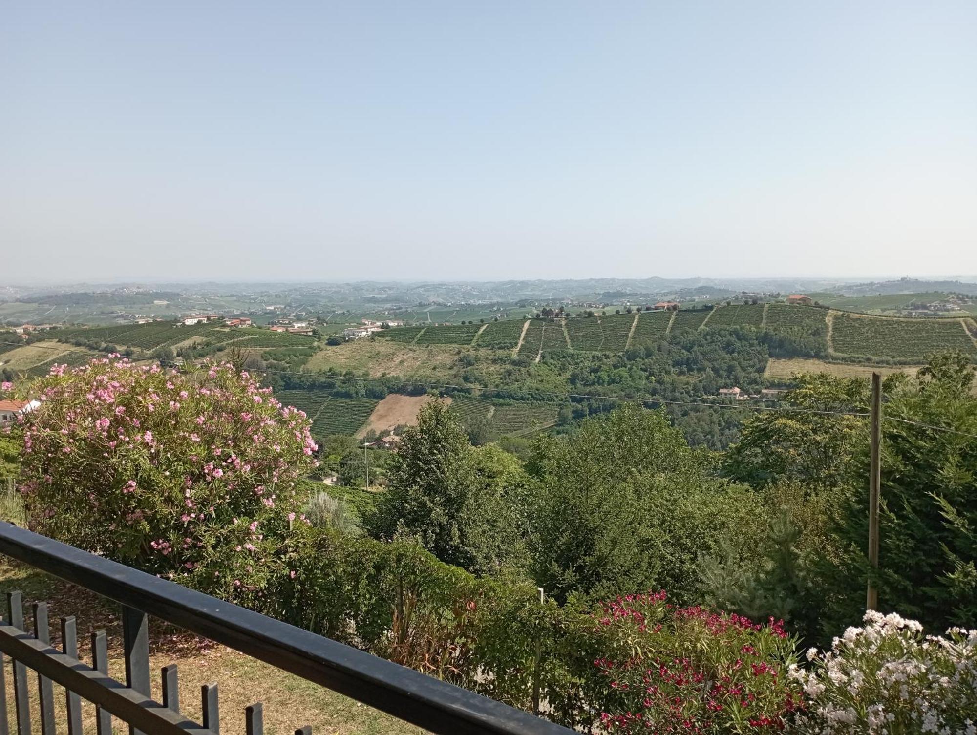 Casa Vacanza Il Colle Del Vento Calosso Exteriör bild