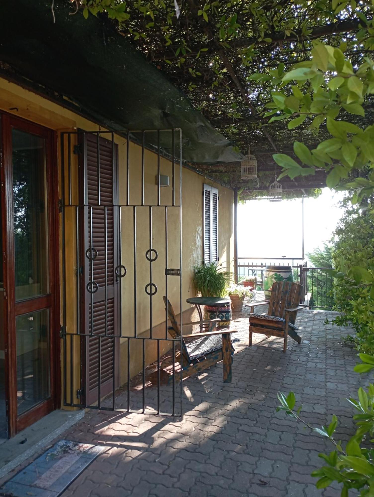 Casa Vacanza Il Colle Del Vento Calosso Exteriör bild