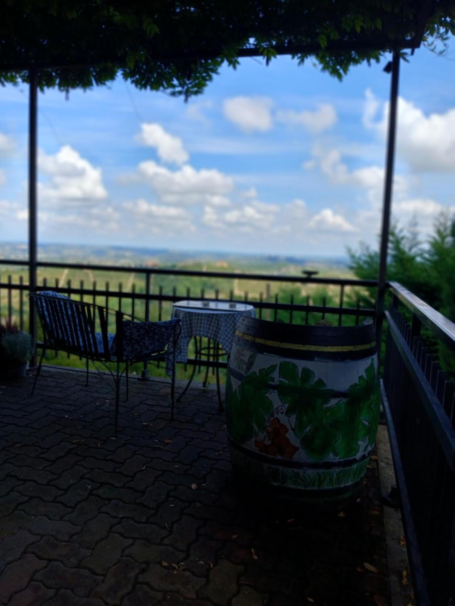 Casa Vacanza Il Colle Del Vento Calosso Exteriör bild