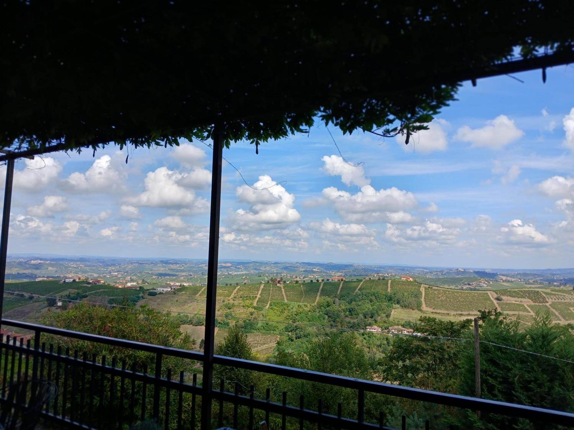 Casa Vacanza Il Colle Del Vento Calosso Exteriör bild