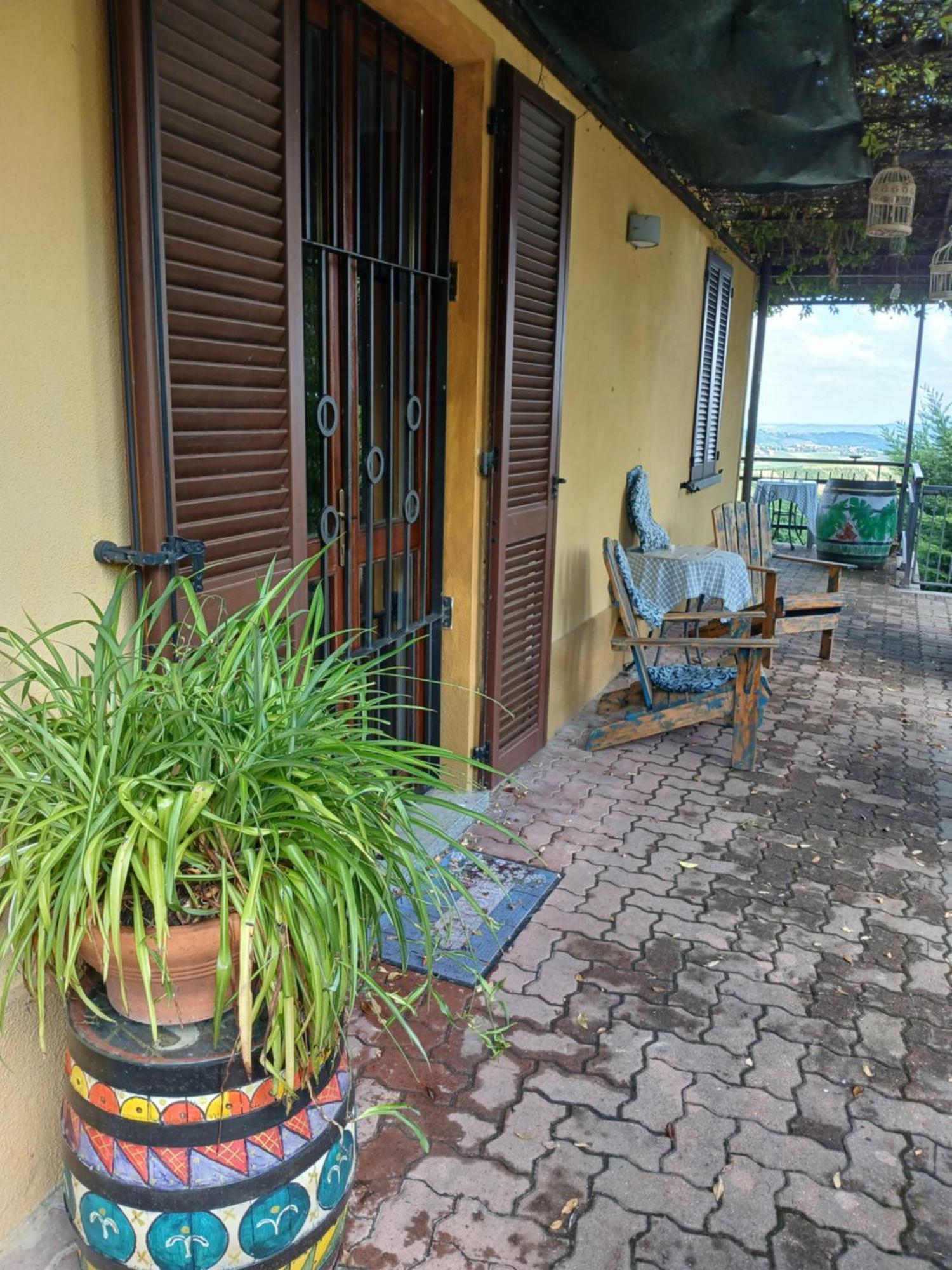 Casa Vacanza Il Colle Del Vento Calosso Exteriör bild